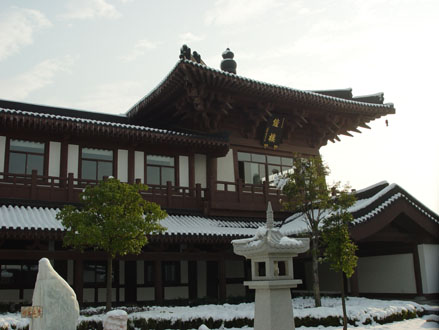 弘愿寺,为纯依善导大师之教,专修净土的念佛道场;寺名「弘愿」,典出